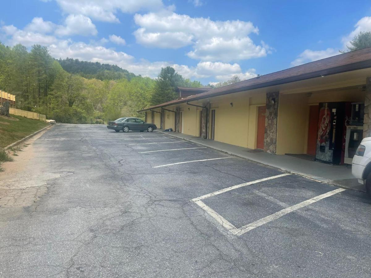 Budgetel Inn & Suites Dillard Exterior photo