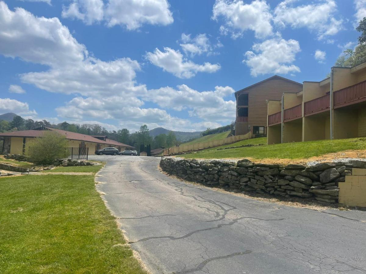 Budgetel Inn & Suites Dillard Exterior photo
