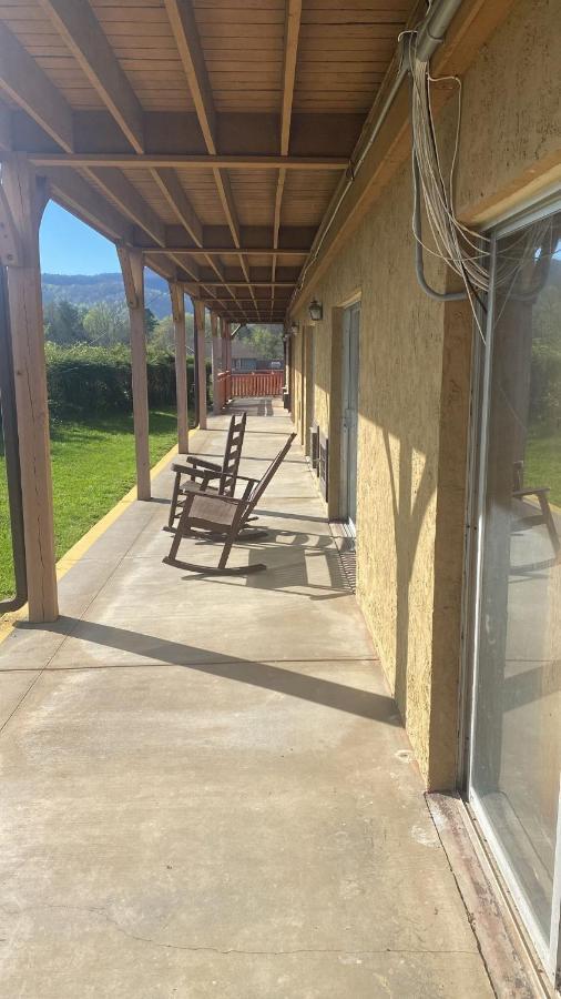 Budgetel Inn & Suites Dillard Exterior photo