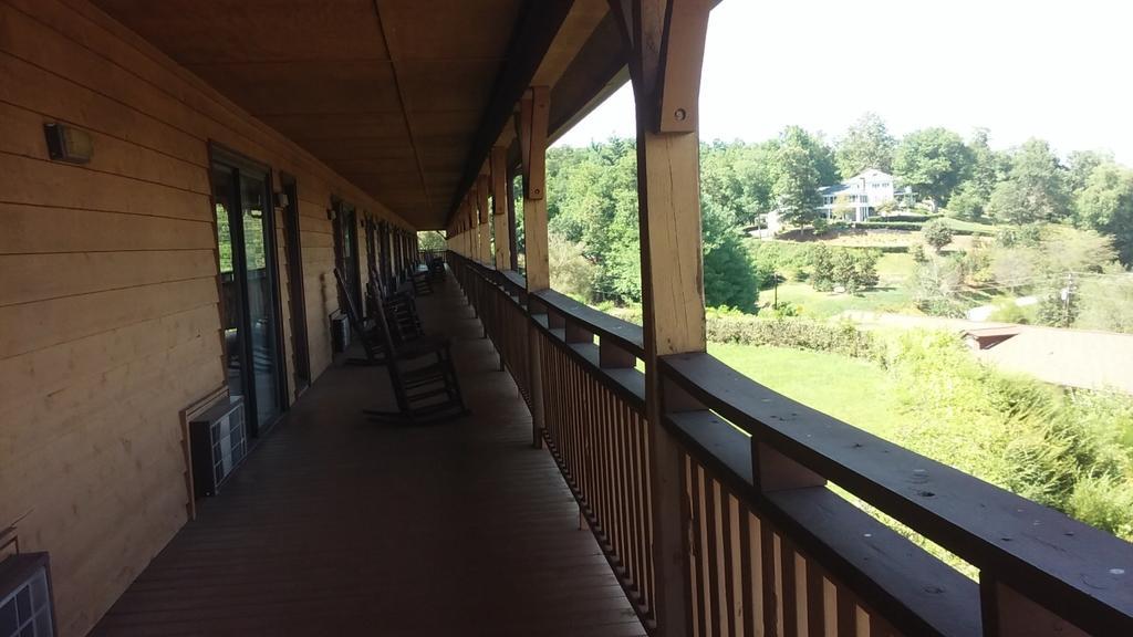Budgetel Inn & Suites Dillard Exterior photo